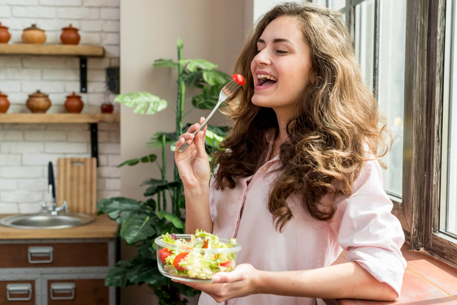 brunette woman eating salad as she know that how to eat healthy without dieting
