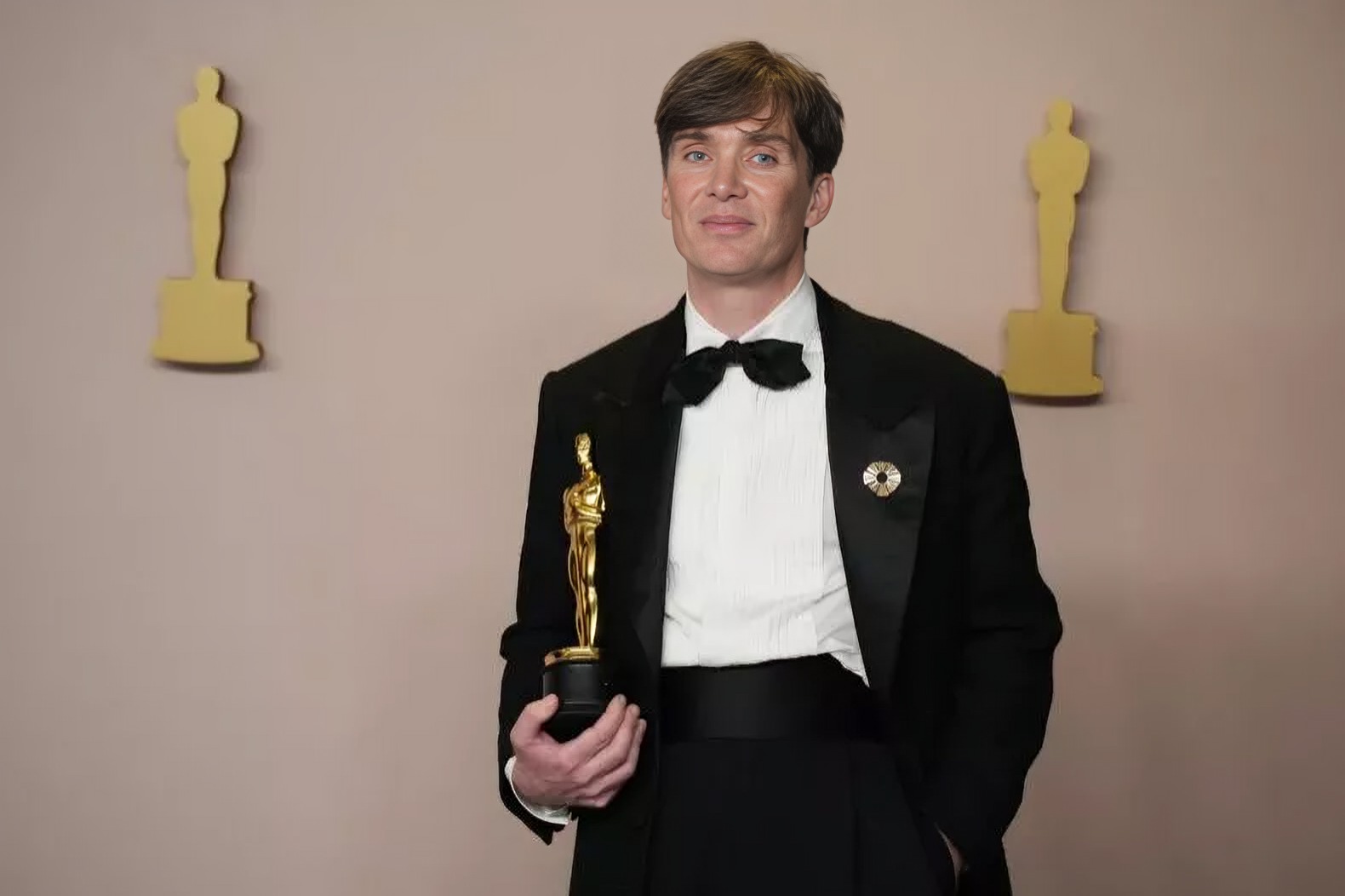 cillian murphy holding oscar