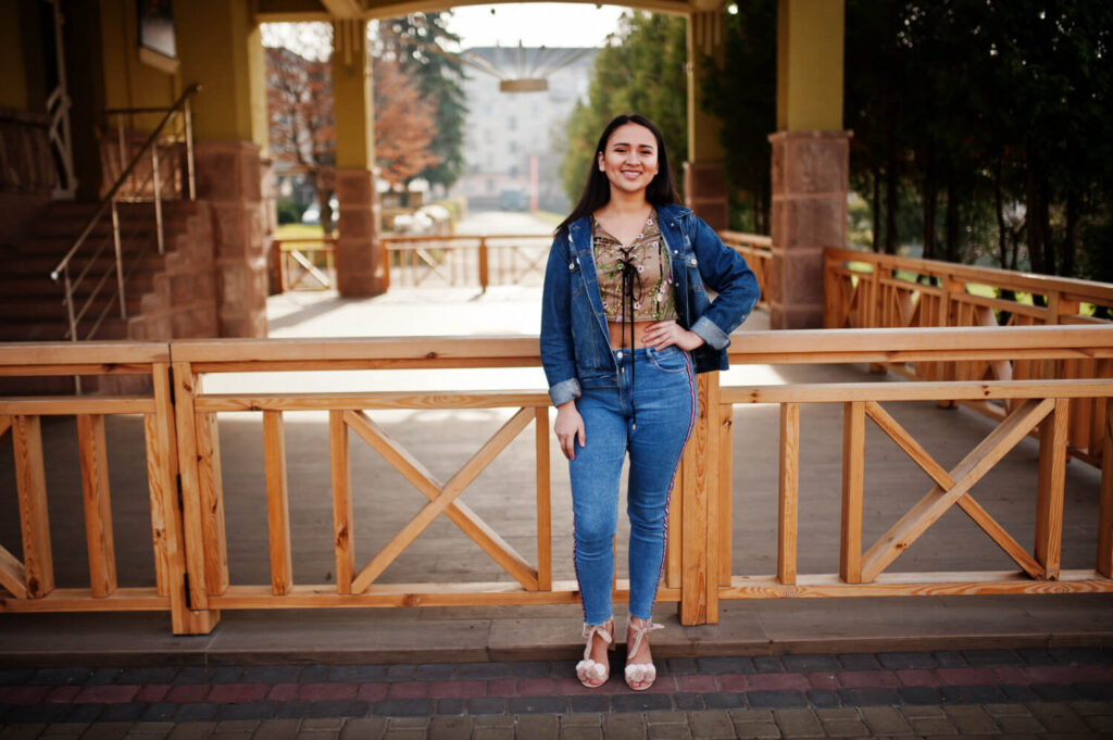 pretty young woman posing outdoor