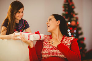 daughter giving her mother christmas present: Xmas ideas for mom